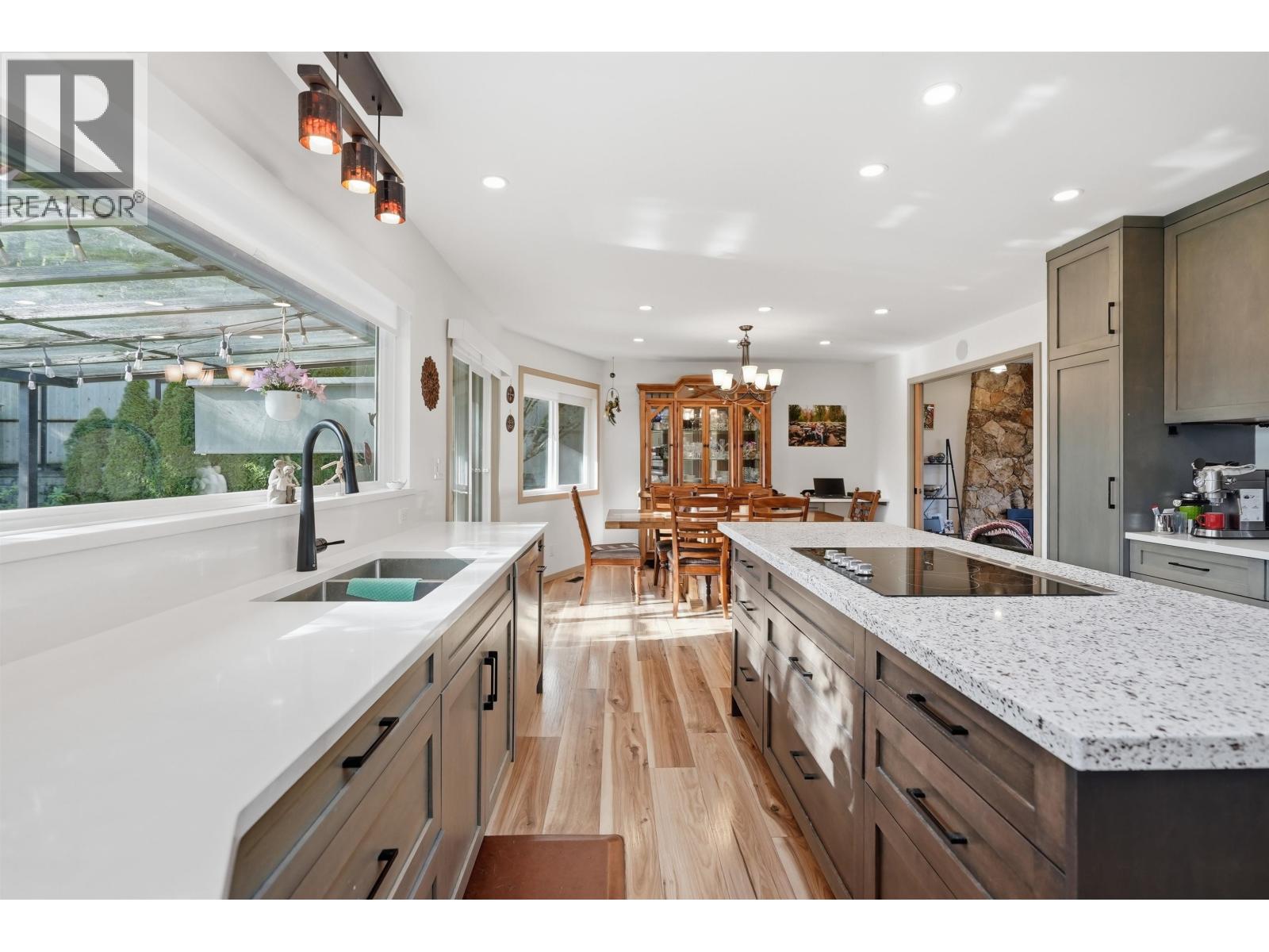 526 Yale Road, Port Moody, British Columbia  V3H 3K3 - Photo 3 - R3105137