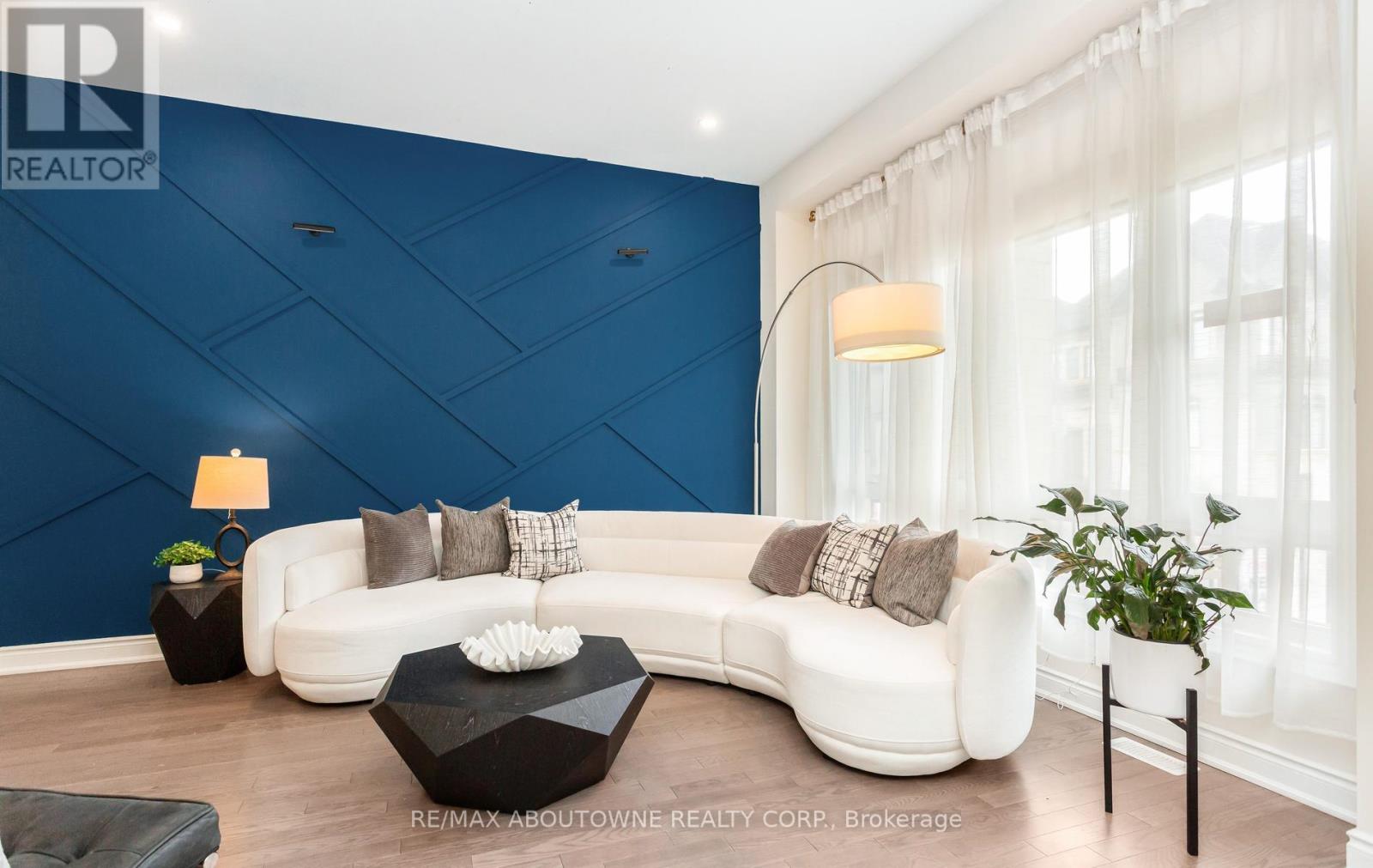 3294 Millicent Avenue, Oakville, Ontario  L6M 4P5 - Photo 3 - W13048242