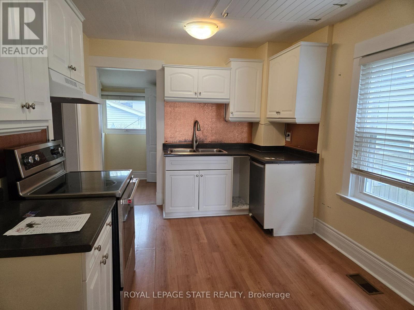 4 Haig Street, St. Catharines, Ontario  L2R 6K5 - Photo 5 - X13048222