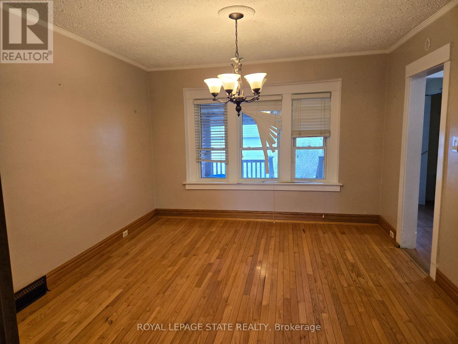 4 Haig Street, St. Catharines, Ontario  L2R 6K5 - Photo 6 - X13048222