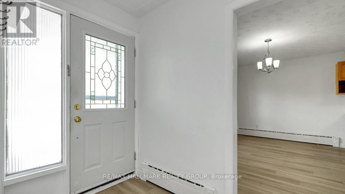 264 Michel Circle, Ottawa, Ontario  K1L 7P9 - Photo 4 - X12926886