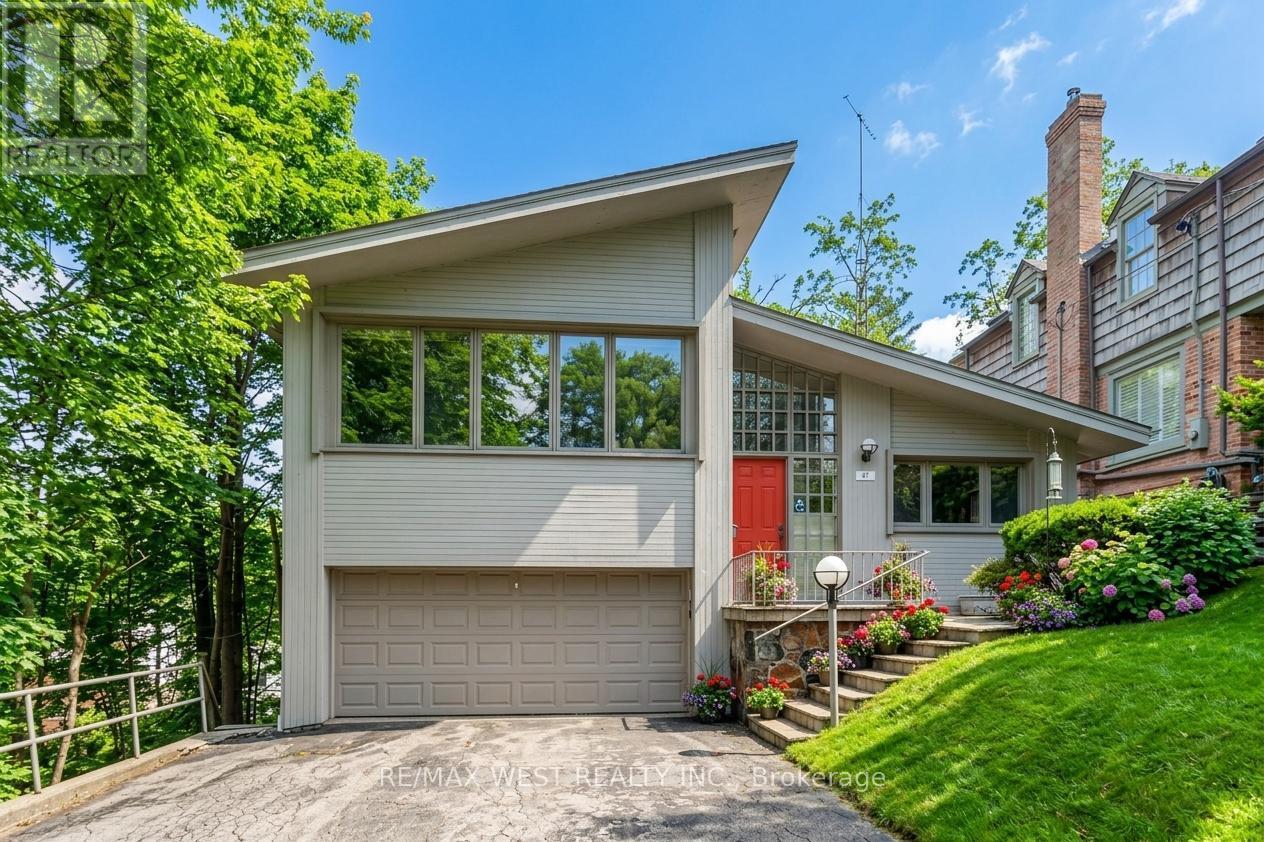 <div class="slider-price">$2,000,000</div><p>47 Saint Georges Road, Toronto, Ontario</p>