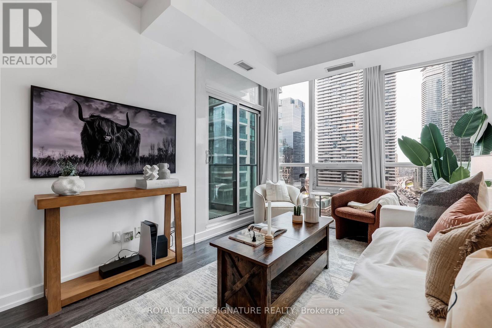 1801 - 18 Harbour Street, Toronto, Ontario  M5J 2Z6 - Photo 2 - C13048384