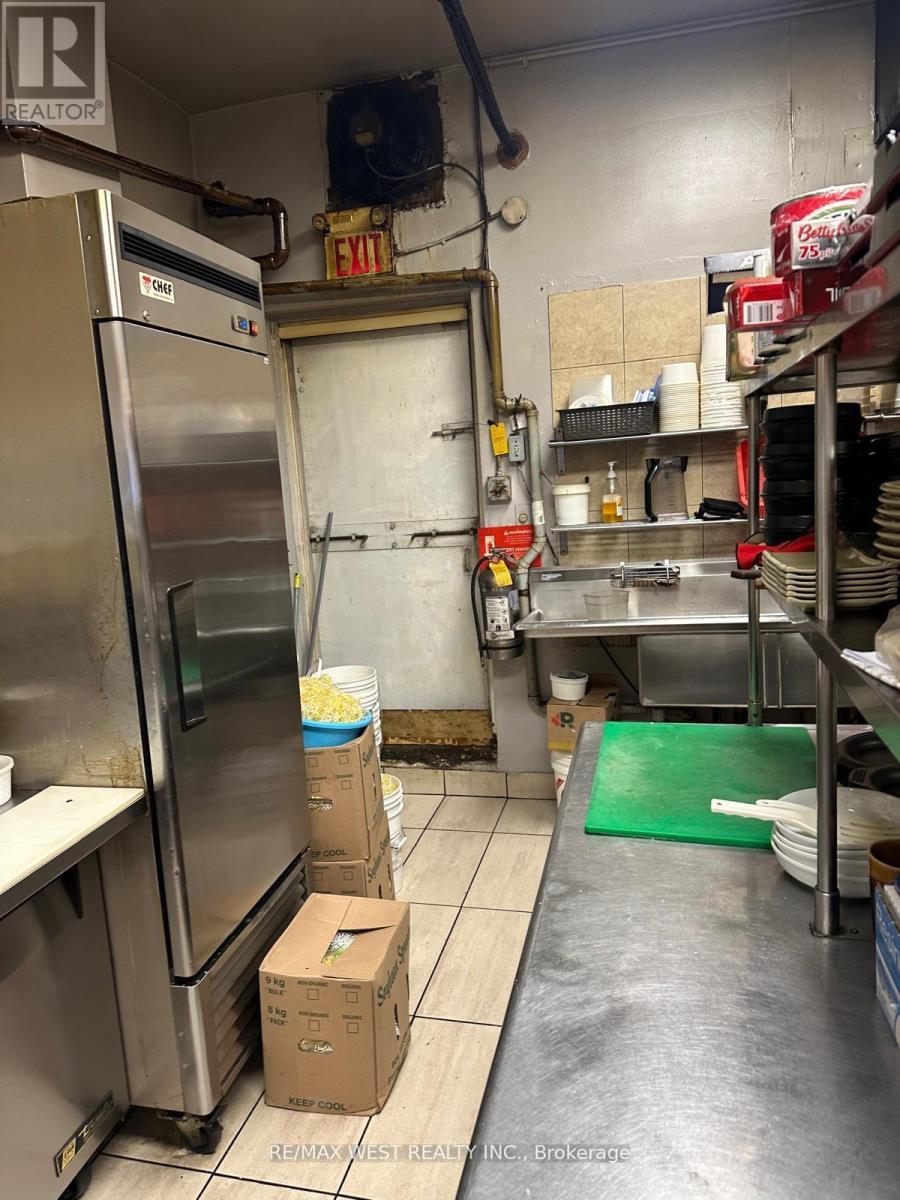 647 Bloor Street W, Toronto, Ontario  M6G 1L1 - Photo 13 - C13048498