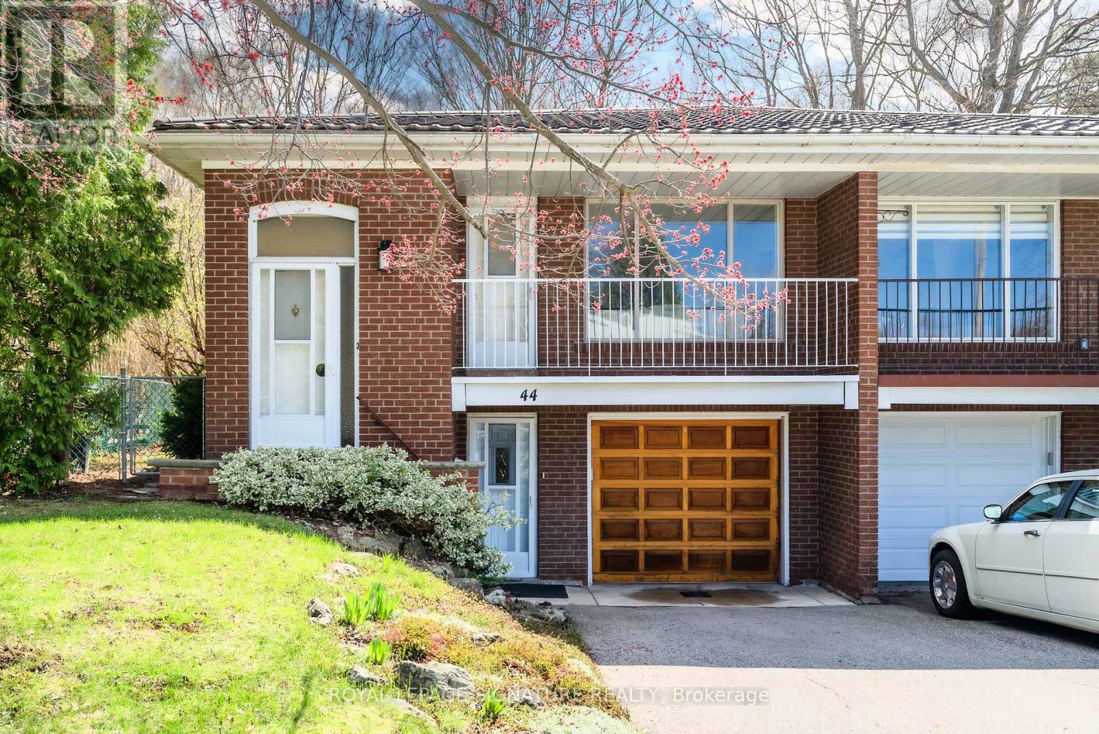 44 HARRINGTON CRESCENT, Toronto, Ontario