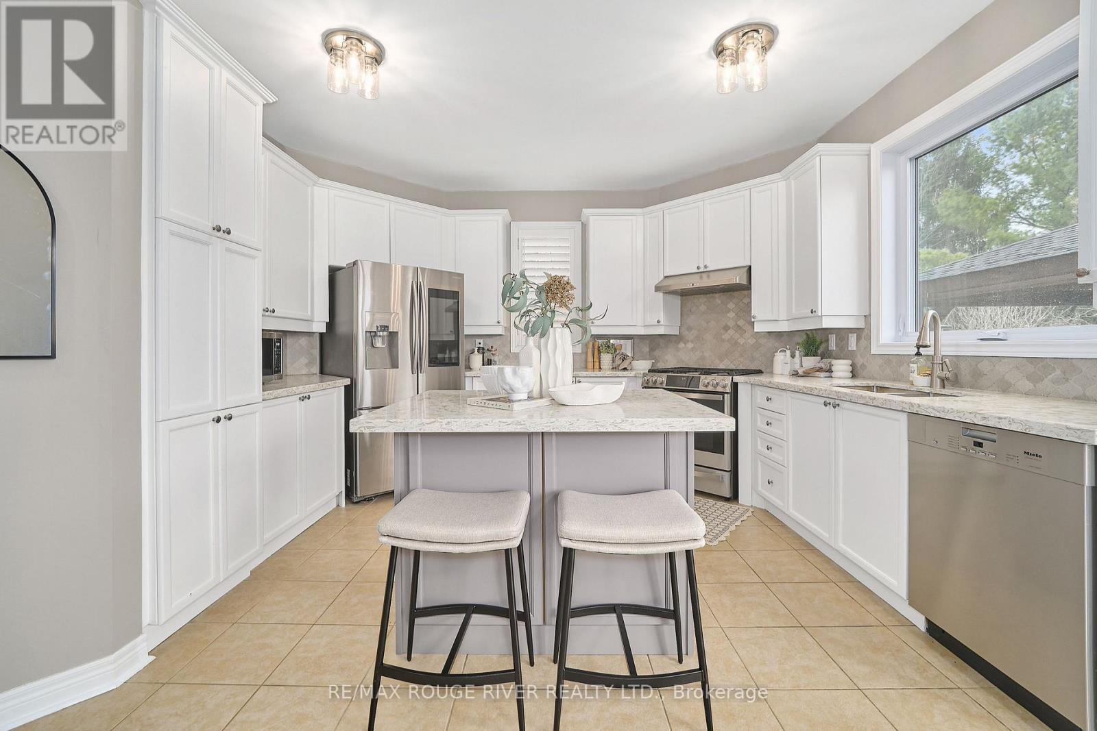 51 Vineyard Avenue, Whitby, Ontario  L1P 1X9 - Photo 10 - E13048482