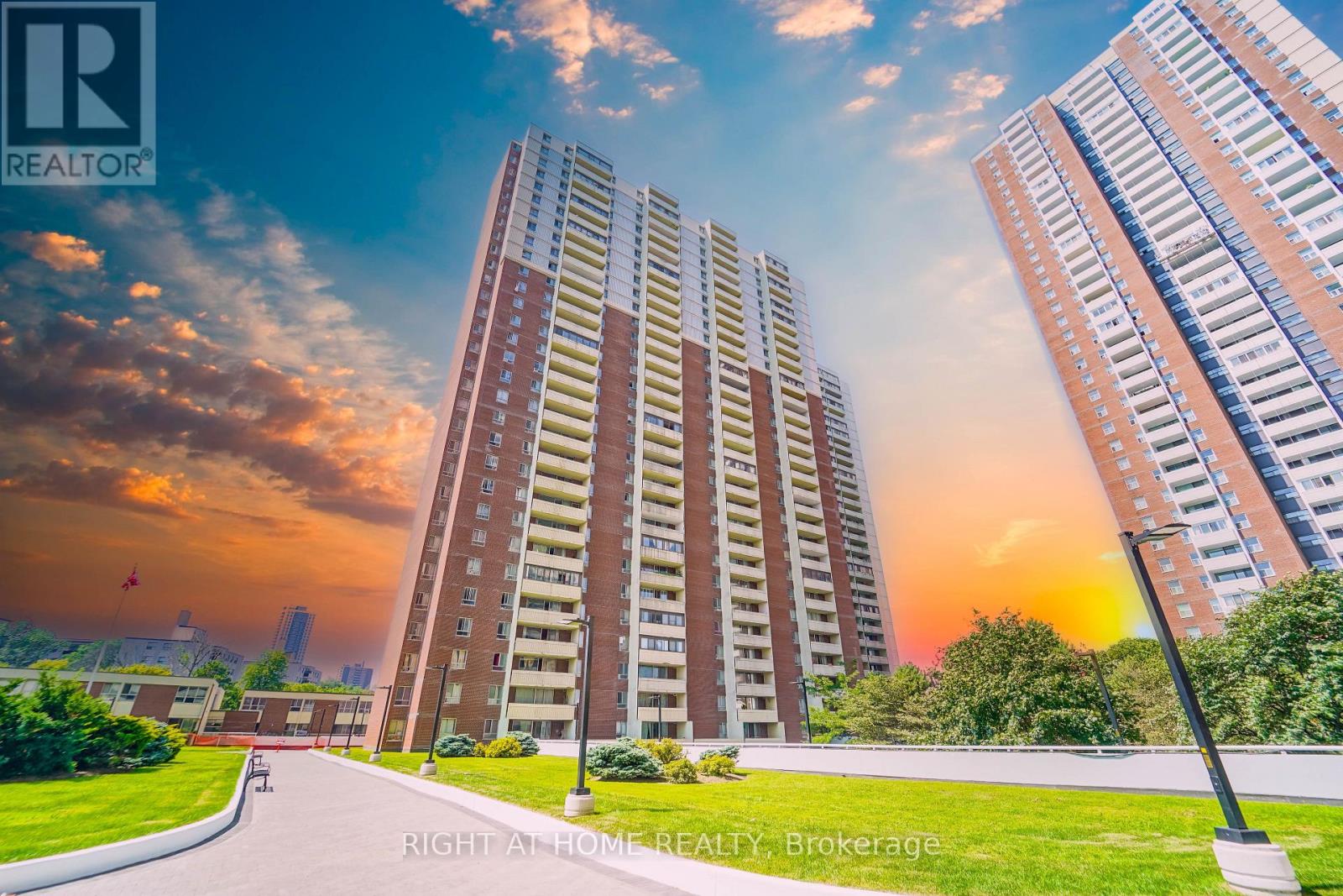 1611 - 1 MASSEY SQUARE, Toronto, Ontario