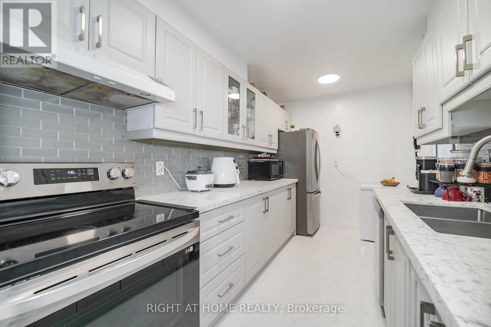 1611 - 1 Massey Square, Toronto (Crescent Town), Ontario  M4C 5L4 - Photo 21 - E13048516