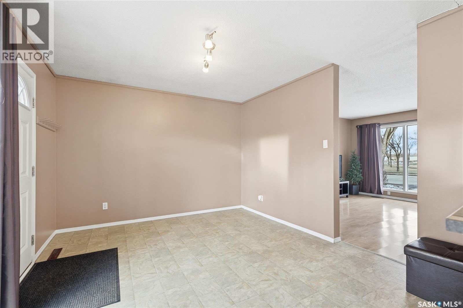 3312 Grant Road, Regina, Saskatchewan  S4S 5H5 - Photo 11 - SK034007