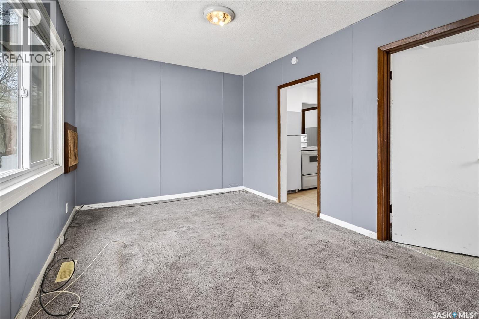 1042 Fairford Street E, Moose Jaw, Saskatchewan  S6H 0G6 - Photo 5 - SK034005