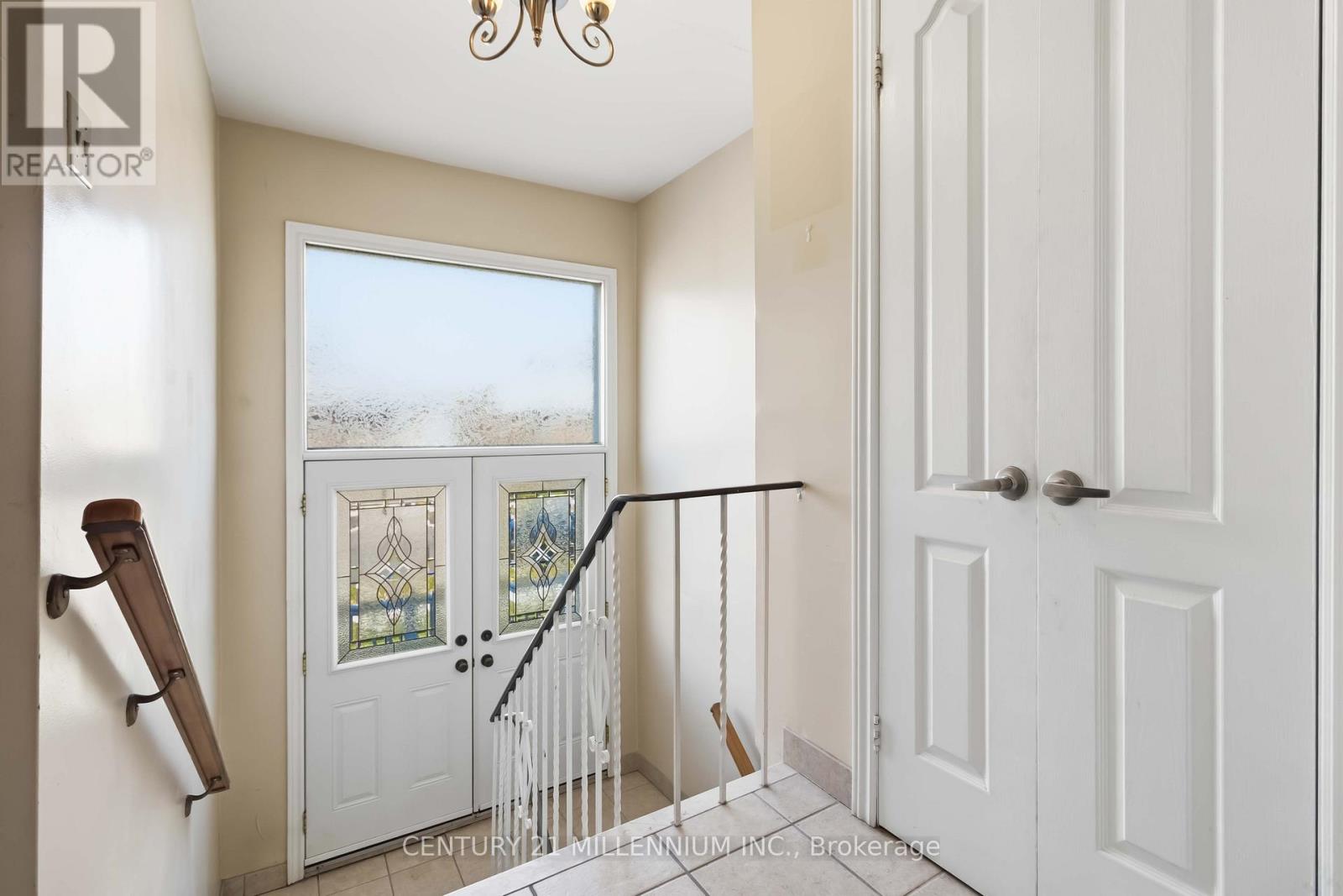 3638 Molly Avenue, Mississauga, Ontario  L5A 3M5 - Photo 4 - W13048320