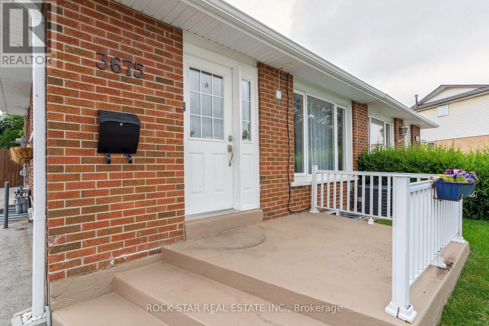 Upper - 3675 Glencolin Court, Mississauga, Ontario  L5C 2G3 - Photo 4 - W13048496