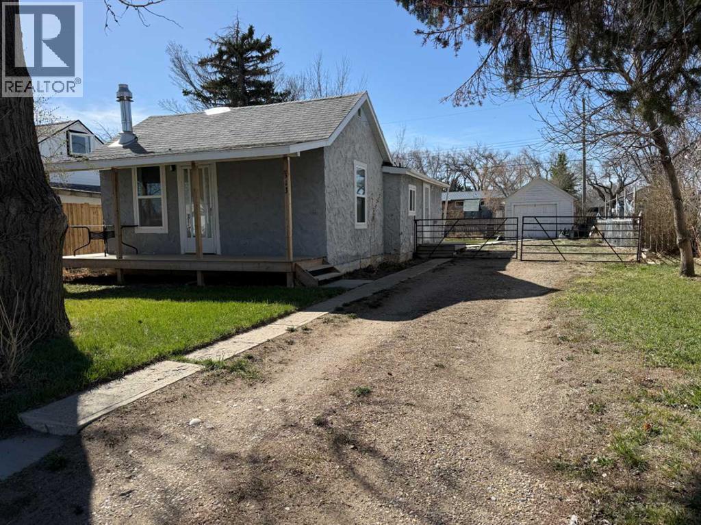 313 2 Avenue E, Bow Island, Alberta  T0K 0G0 - Photo 3 - A2302971