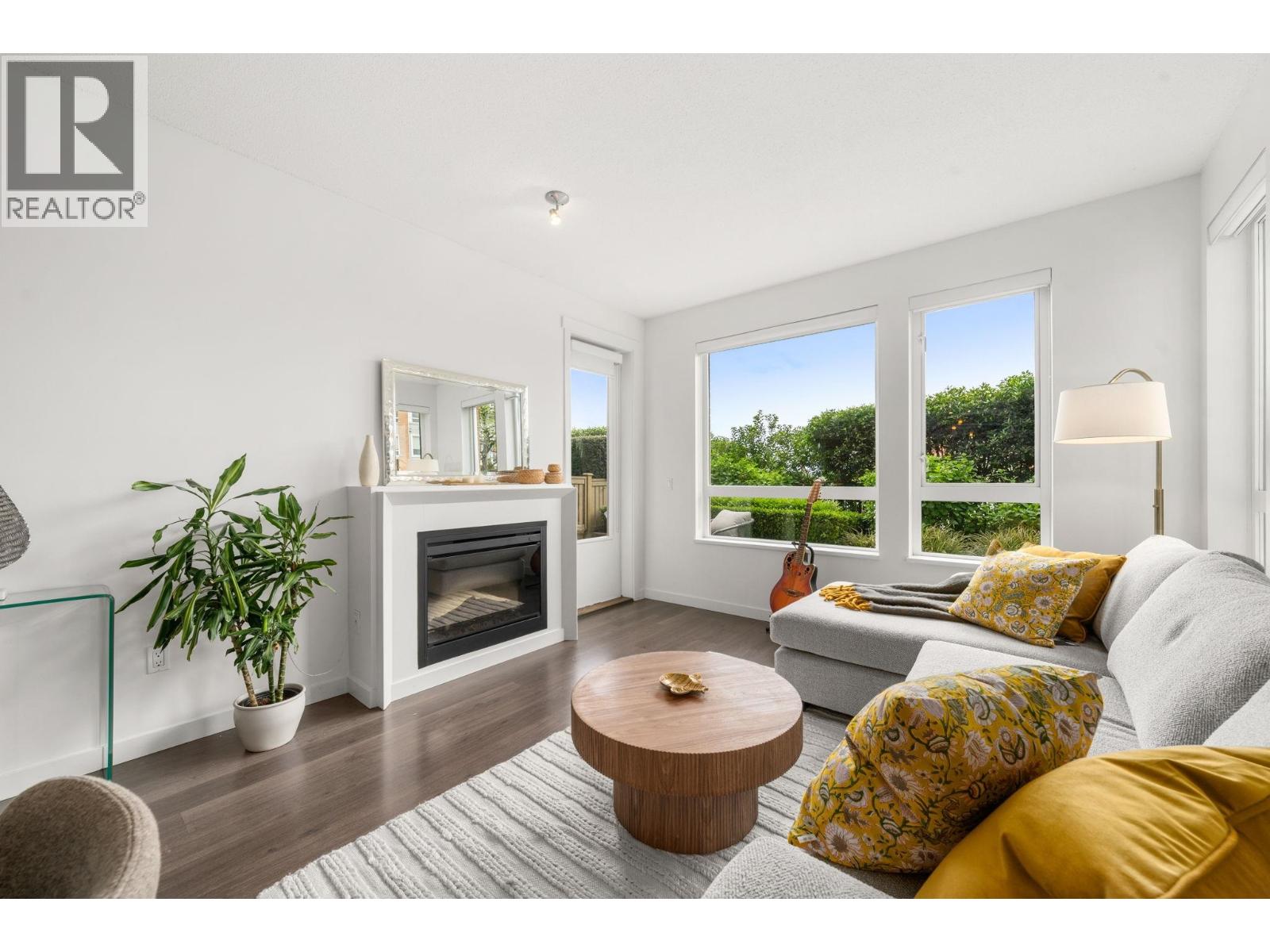 101 717 CHESTERFIELD AVENUE, North Vancouver, British Columbia