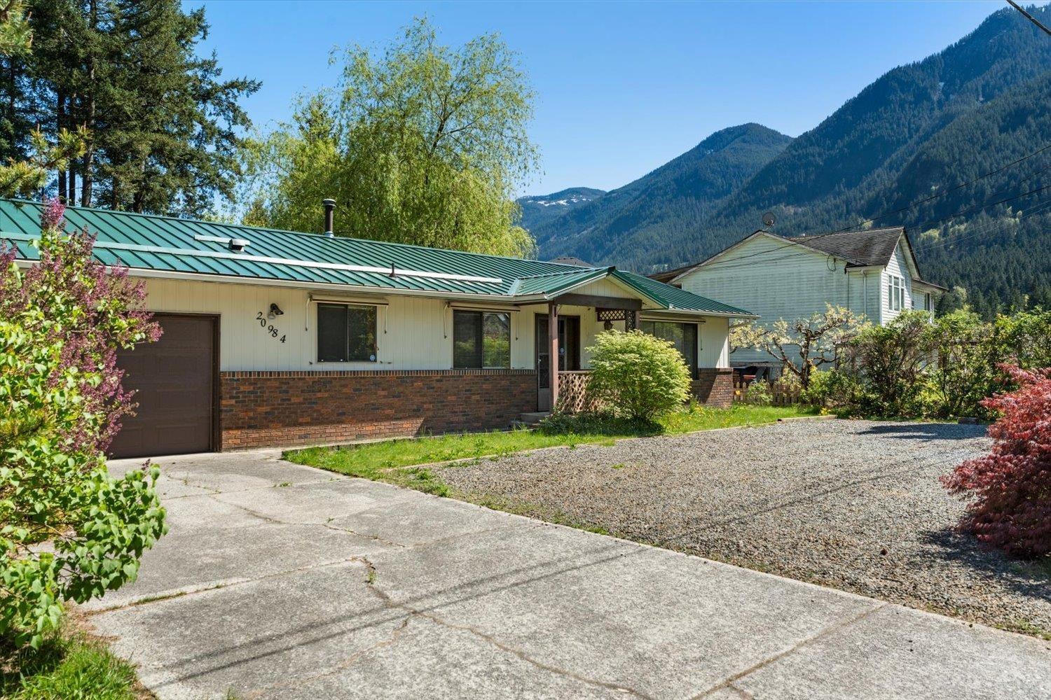 20984 Riverview Drive, Hope, Hope, British Columbia  V0X 1L1 - Photo 2 - R3114078