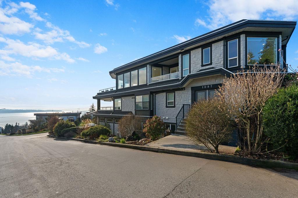 1087 Finlay Street, White Rock, British Columbia  V4B 4K7 - Photo 2 - R3110650