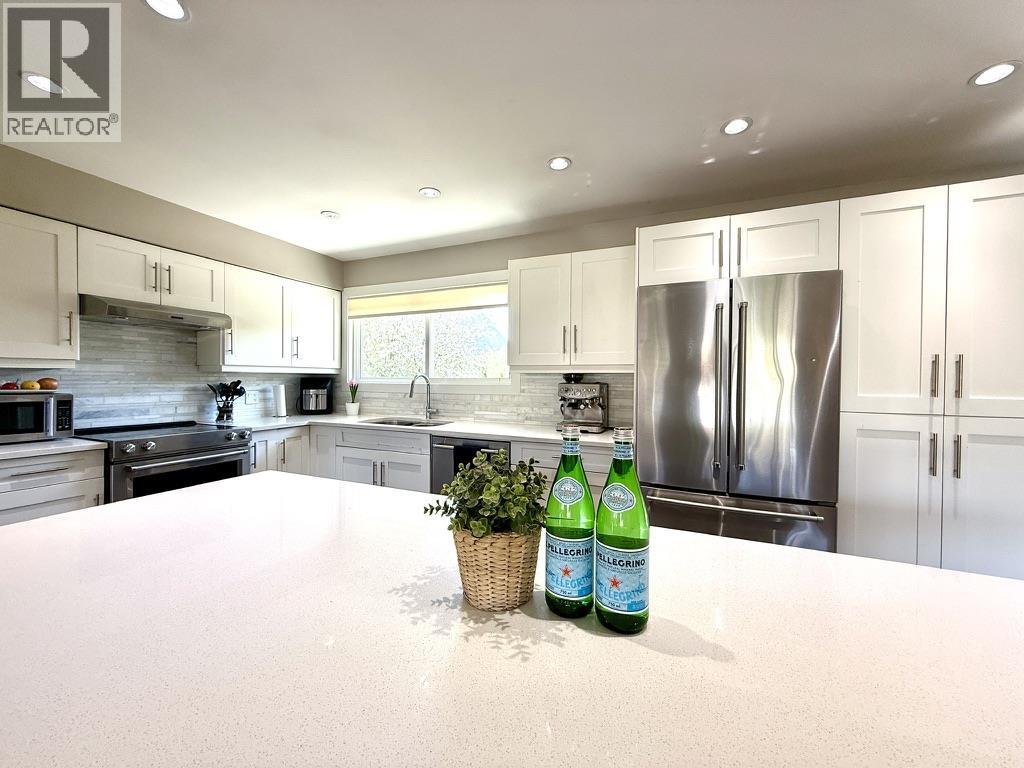 1820 Cedar Drive, Squamish, British Columbia  V8B 0X6 - Photo 2 - R3115804