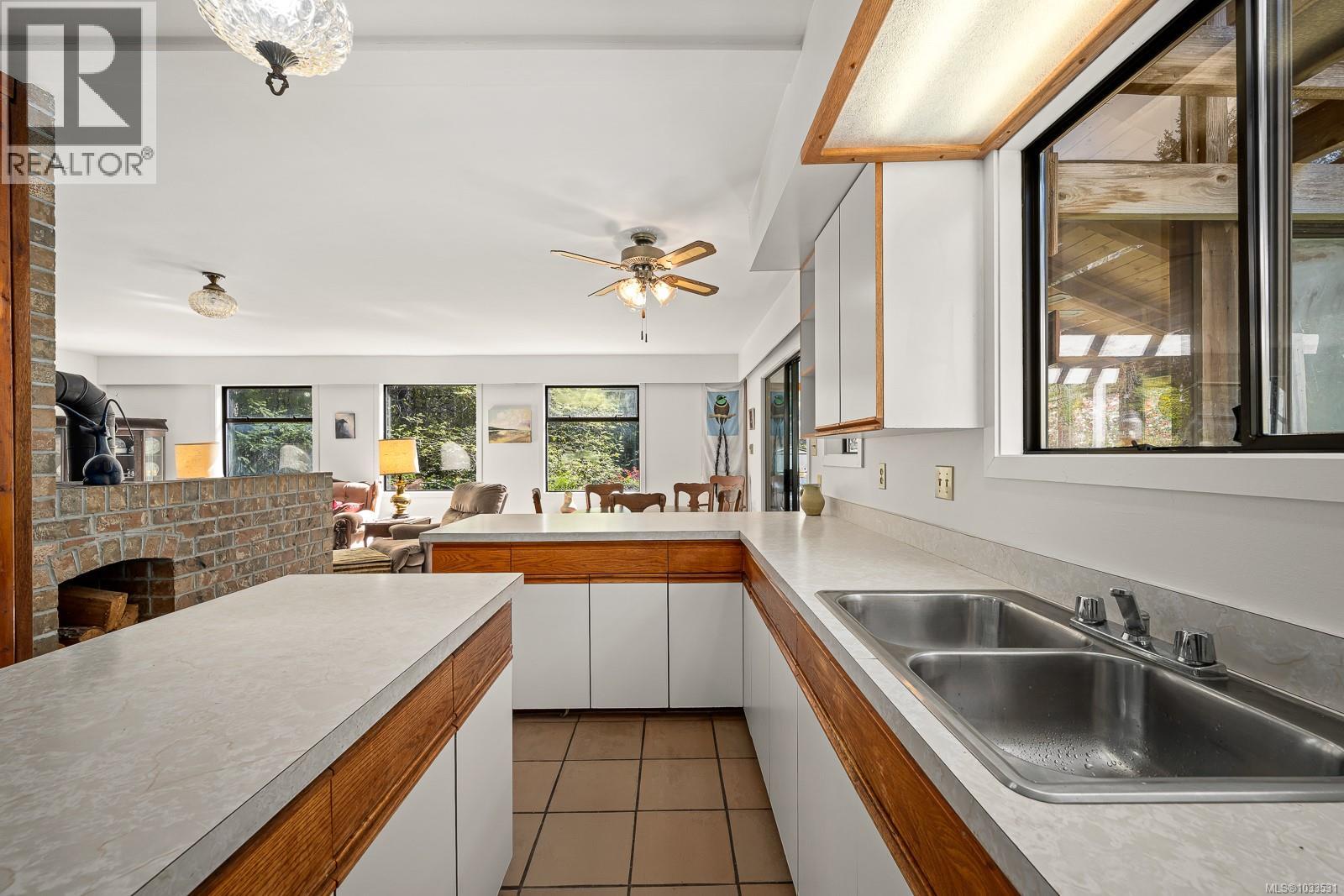 875 Carmichael Rd, Hornby Island, British Columbia  V0R 1Z0 - Photo 6 - 1033531