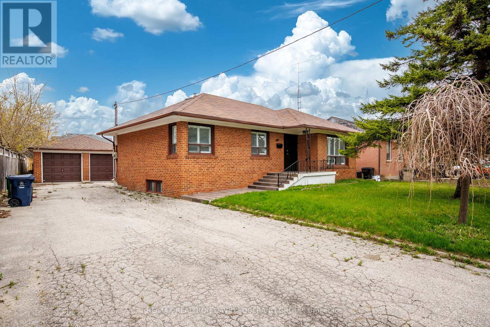 16 Faith Avenue, Toronto, Ontario  M3H 1W3 - Photo 2 - C13048688