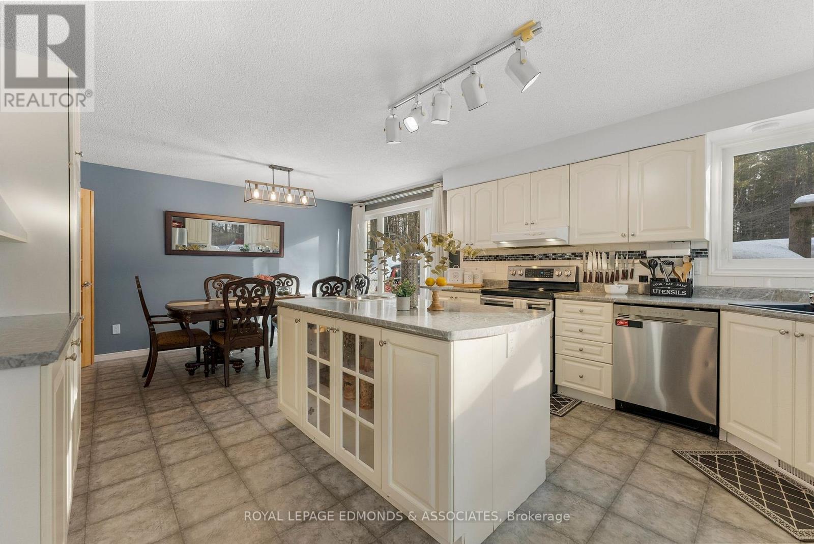 43 Lisa Crescent, Petawawa, Ontario  K8H 2Z8 - Photo 13 - X12845348