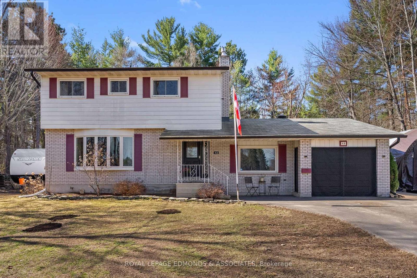 43 Lisa Crescent, Petawawa, Ontario  K8H 2Z8 - Photo 1 - X12845348