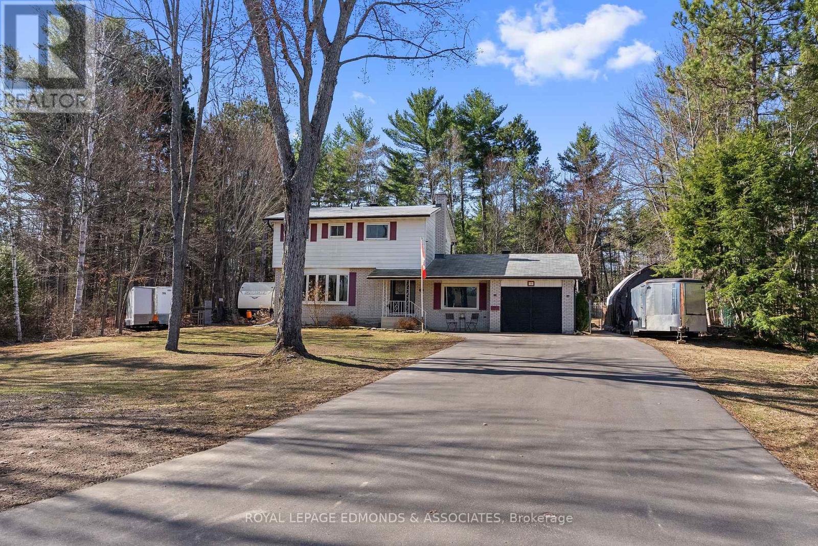 43 Lisa Crescent, Petawawa, Ontario  K8H 2Z8 - Photo 3 - X12845348