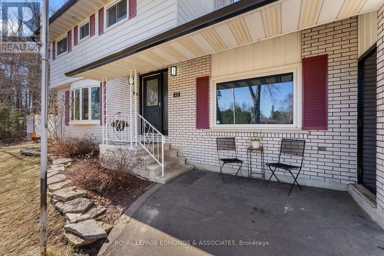 43 Lisa Crescent, Petawawa, Ontario  K8H 2Z8 - Photo 4 - X12845348