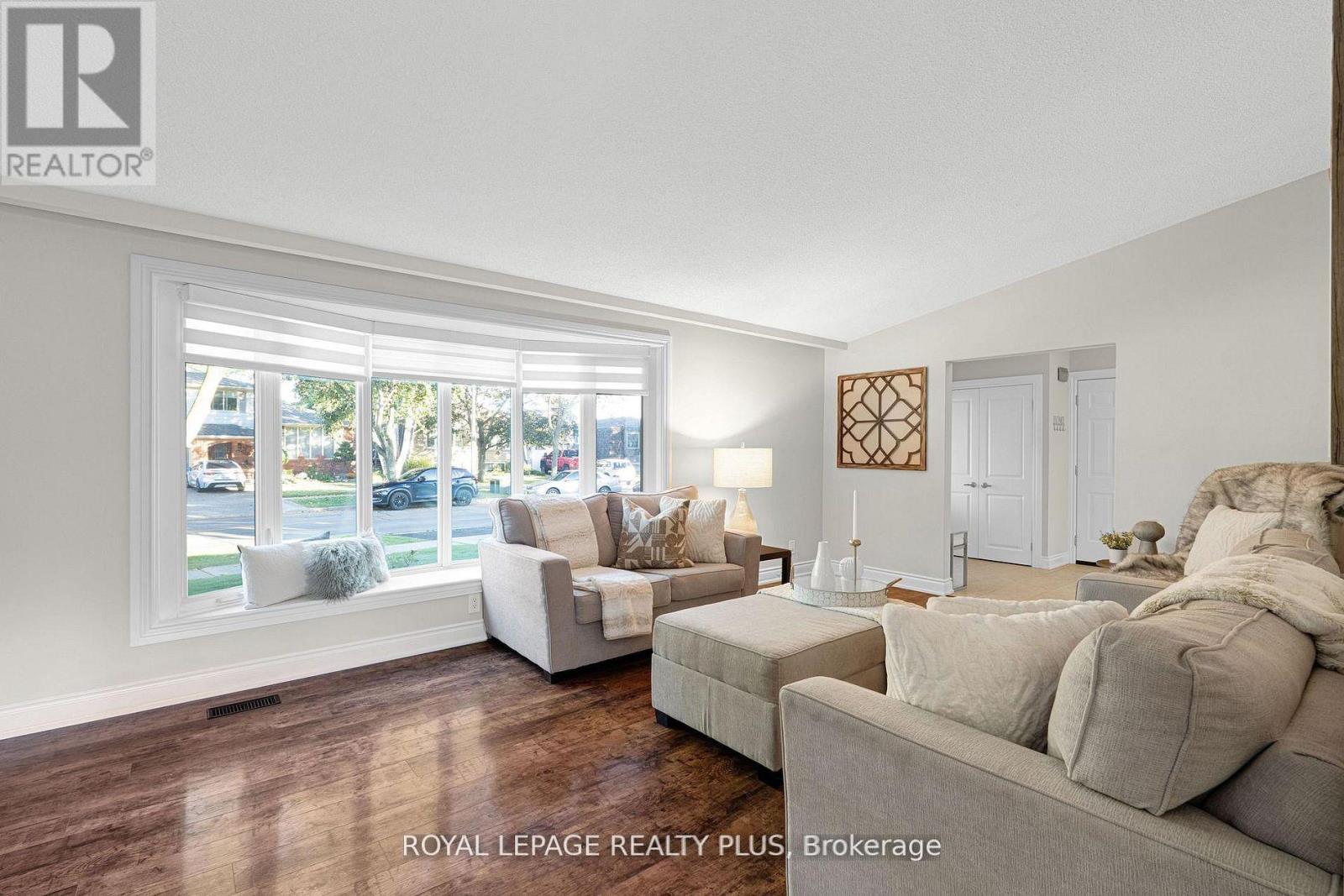 2063 Cavendish Drive, Burlington, Ontario  L7P 1Y9 - Photo 10 - W12910300