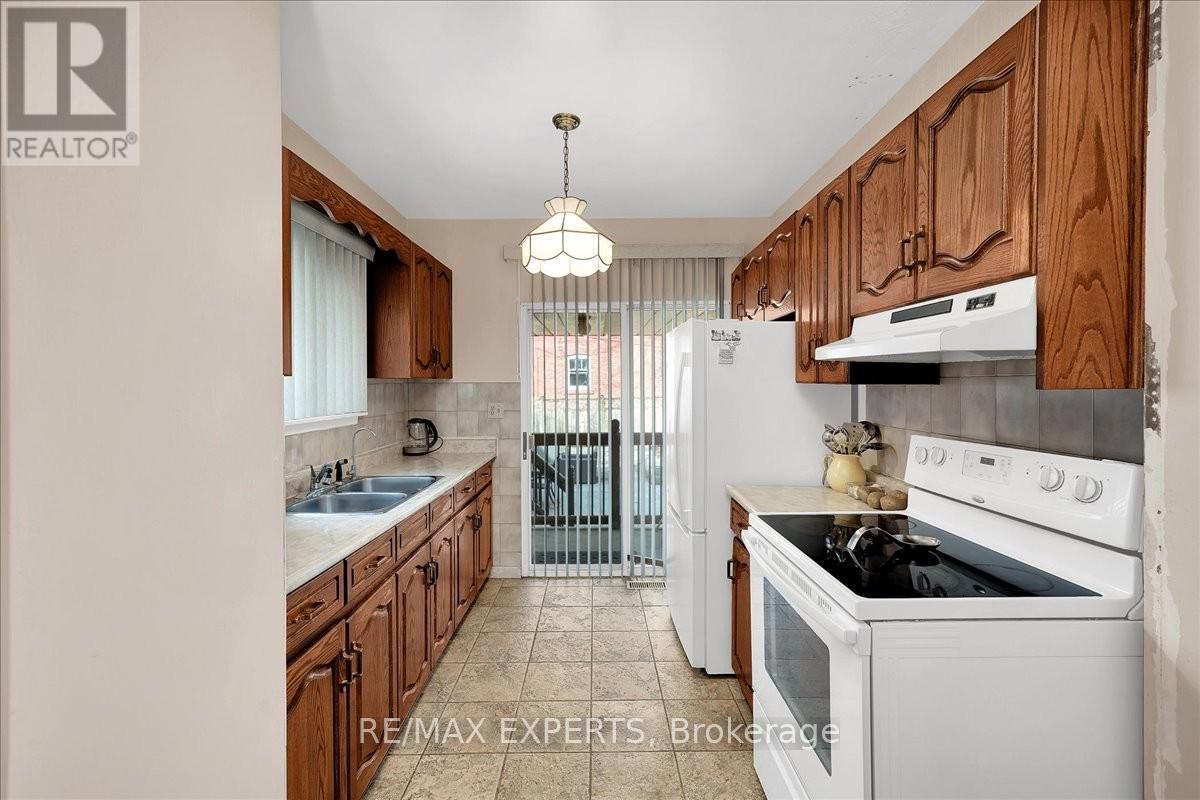 42 Atlas Avenue, Toronto, Ontario  M6C 3N9 - Photo 11 - C13048738