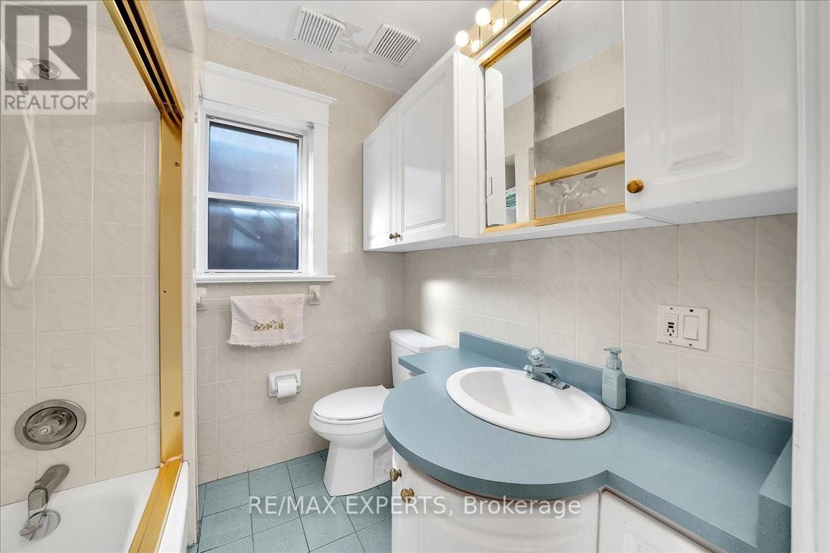 42 Atlas Avenue, Toronto, Ontario  M6C 3N9 - Photo 16 - C13048738