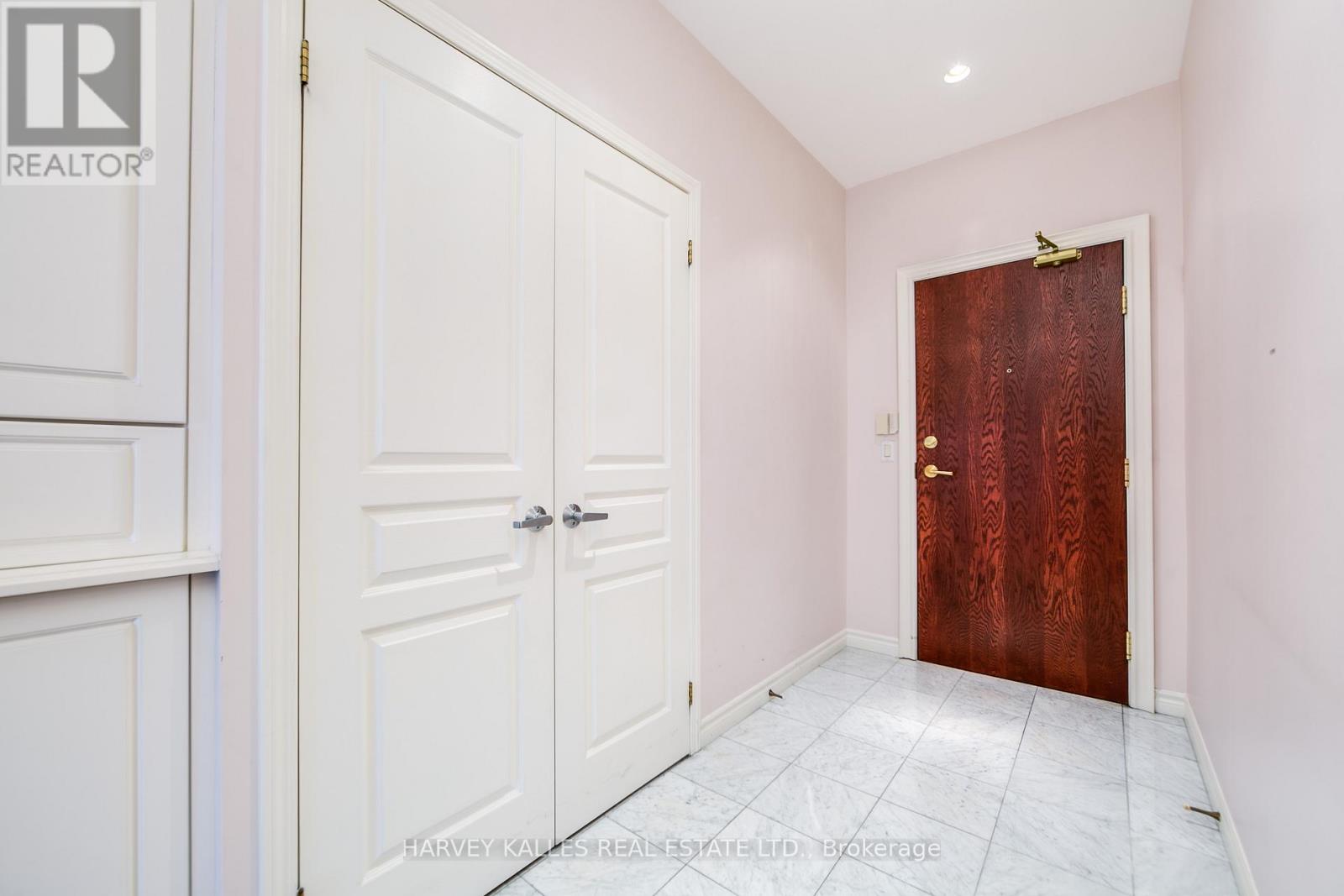 903 - 1 Deer Park Crescent, Toronto, Ontario  M4V 3C4 - Photo 2 - C13048940