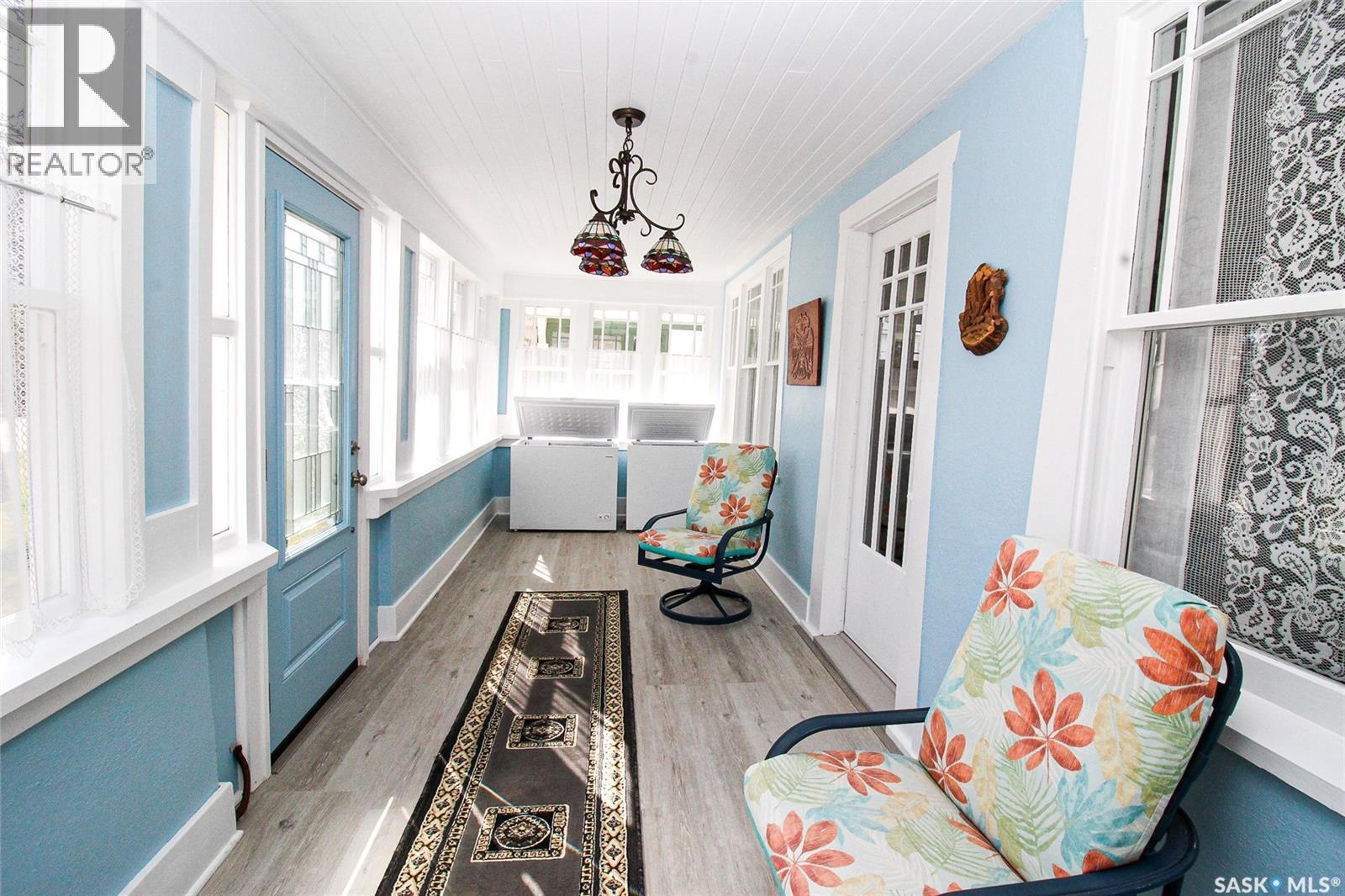 671 2nd Street E, Shaunavon, Saskatchewan  S0N 2M0 - Photo 2 - SK034054