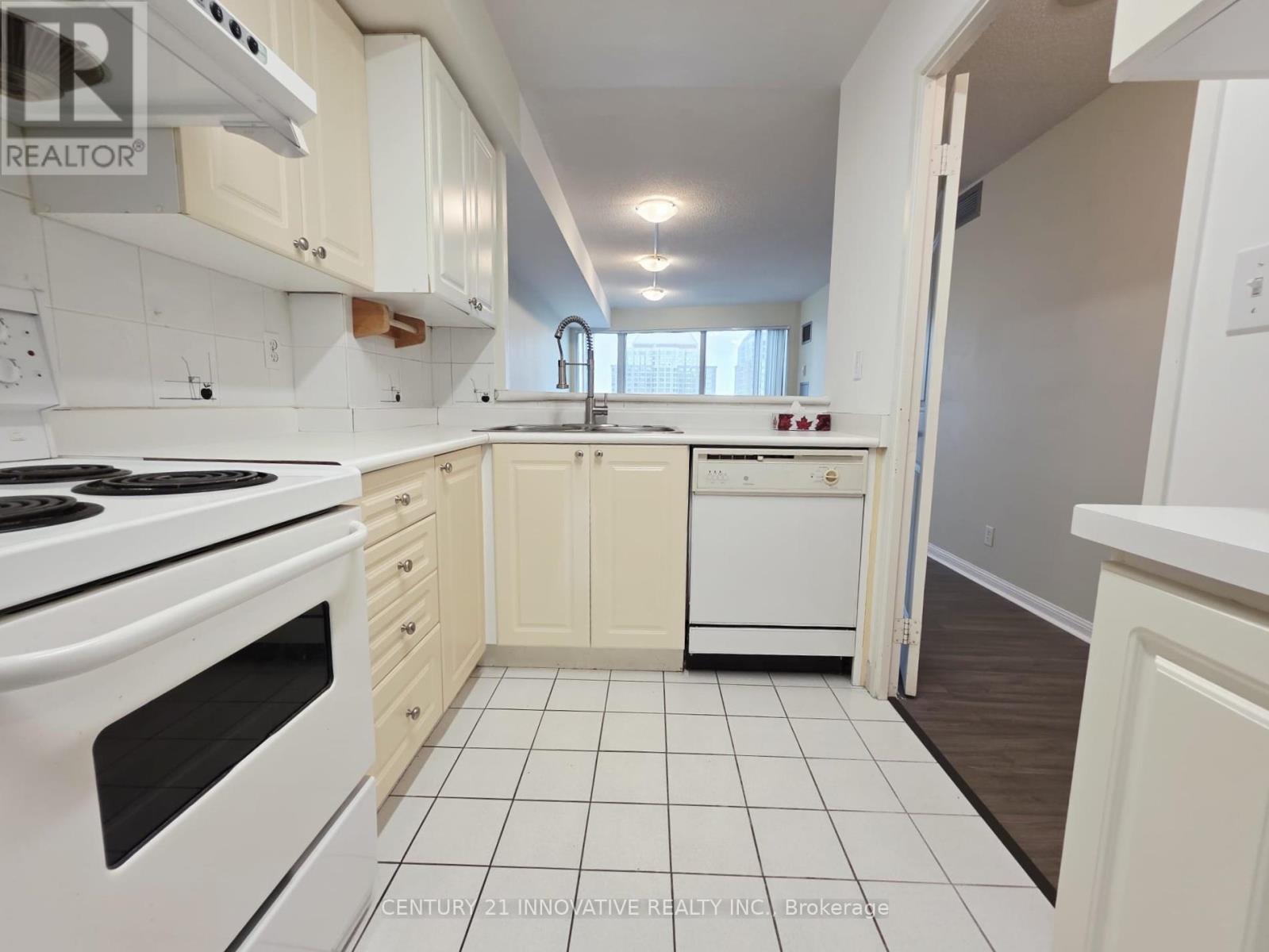 1705 - 18 Lee Centre Drive, Toronto, Ontario  M1H 3H5 - Photo 4 - E13048856