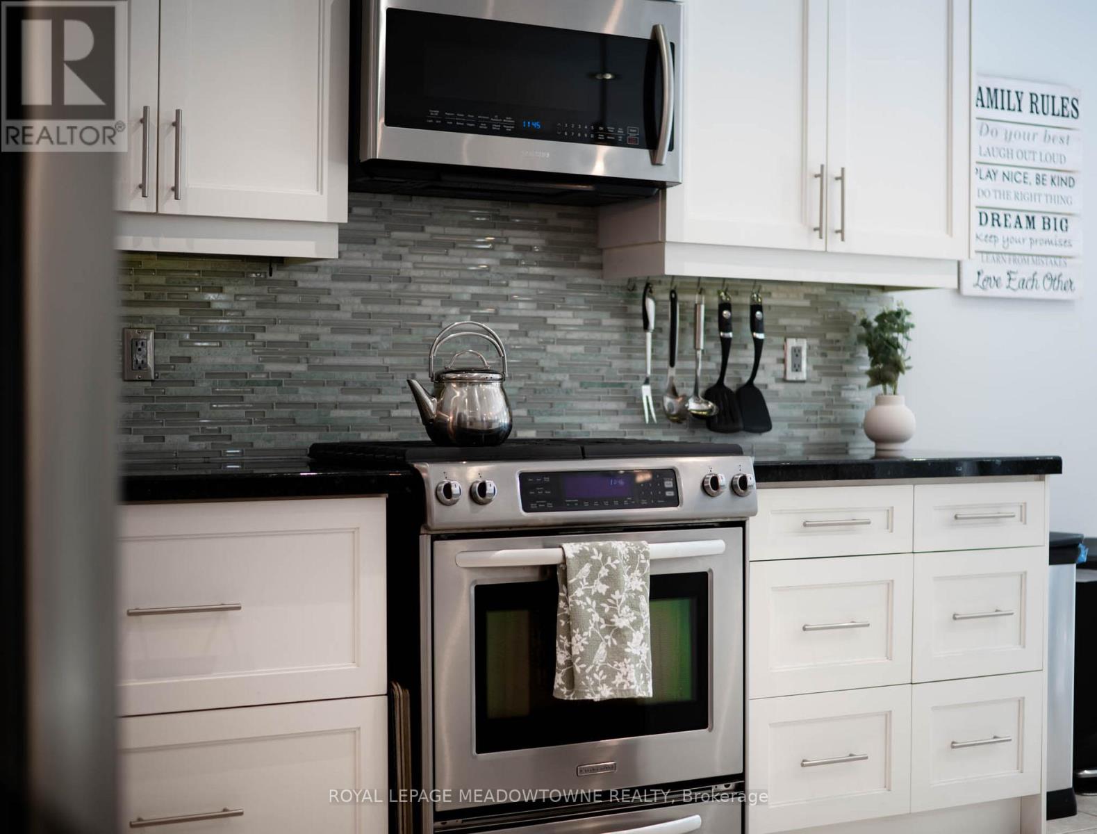 19 Grist Mill Drive, Halton Hills, Ontario  L7G 6C2 - Photo 10 - W12771162