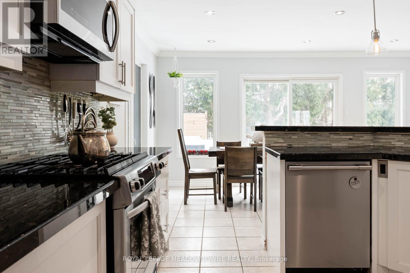 19 Grist Mill Drive, Halton Hills, Ontario  L7G 6C2 - Photo 6 - W12771162