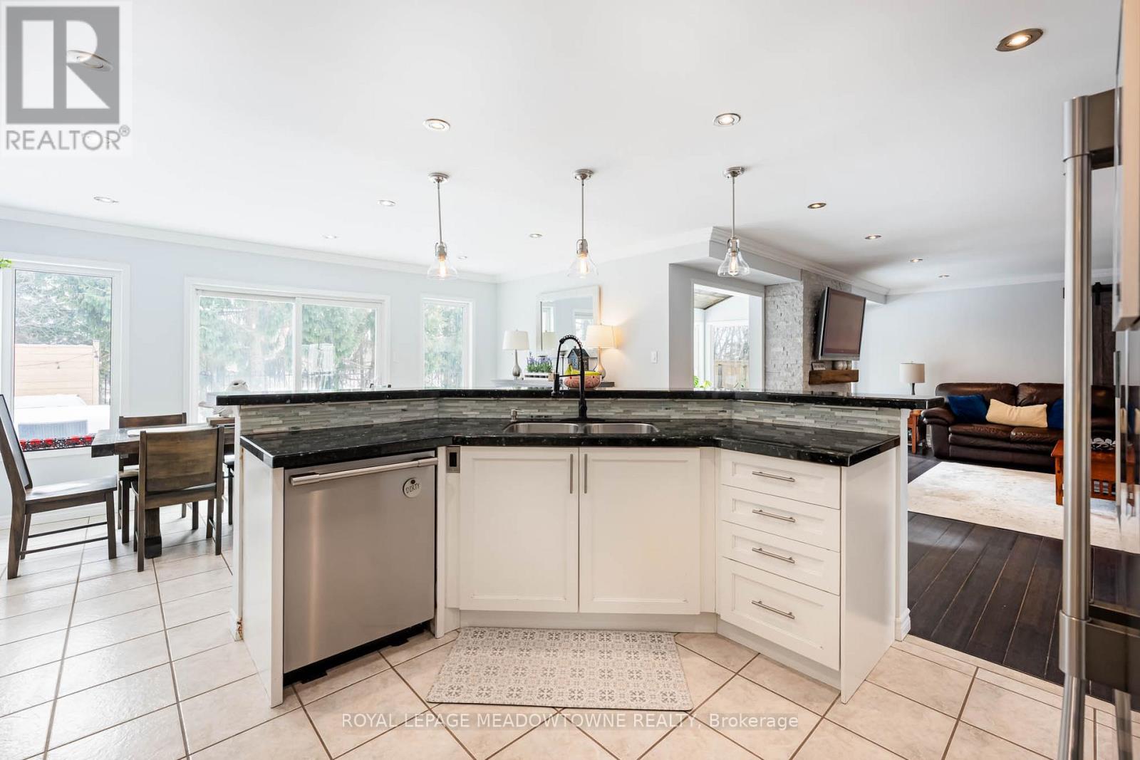 19 Grist Mill Drive, Halton Hills, Ontario  L7G 6C2 - Photo 7 - W12771162