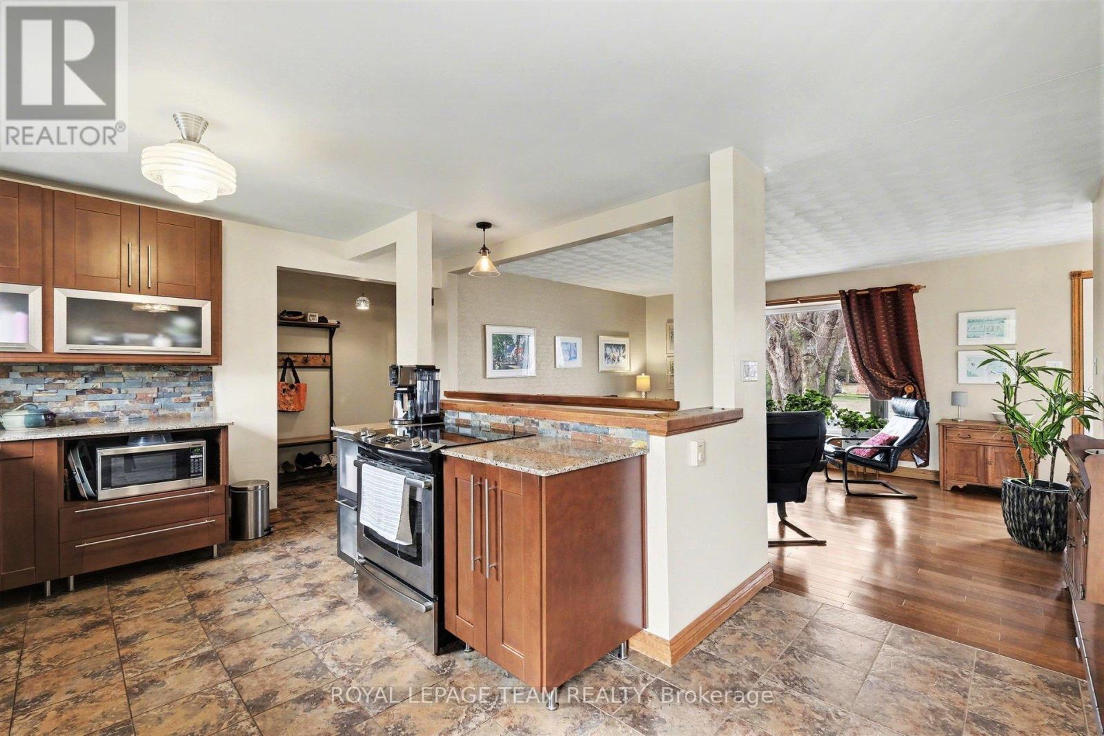 3041 Bridge Street, North Dundas, Ontario  K0E 1W0 - Photo 10 - X13002244