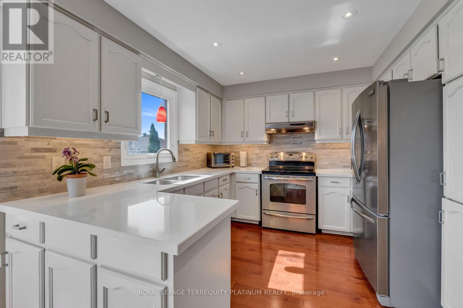 1207 Greenwood Crescent, Oakville (Cv Clearview), Ontario  L6J 6W6 - Photo 11 - W13048782