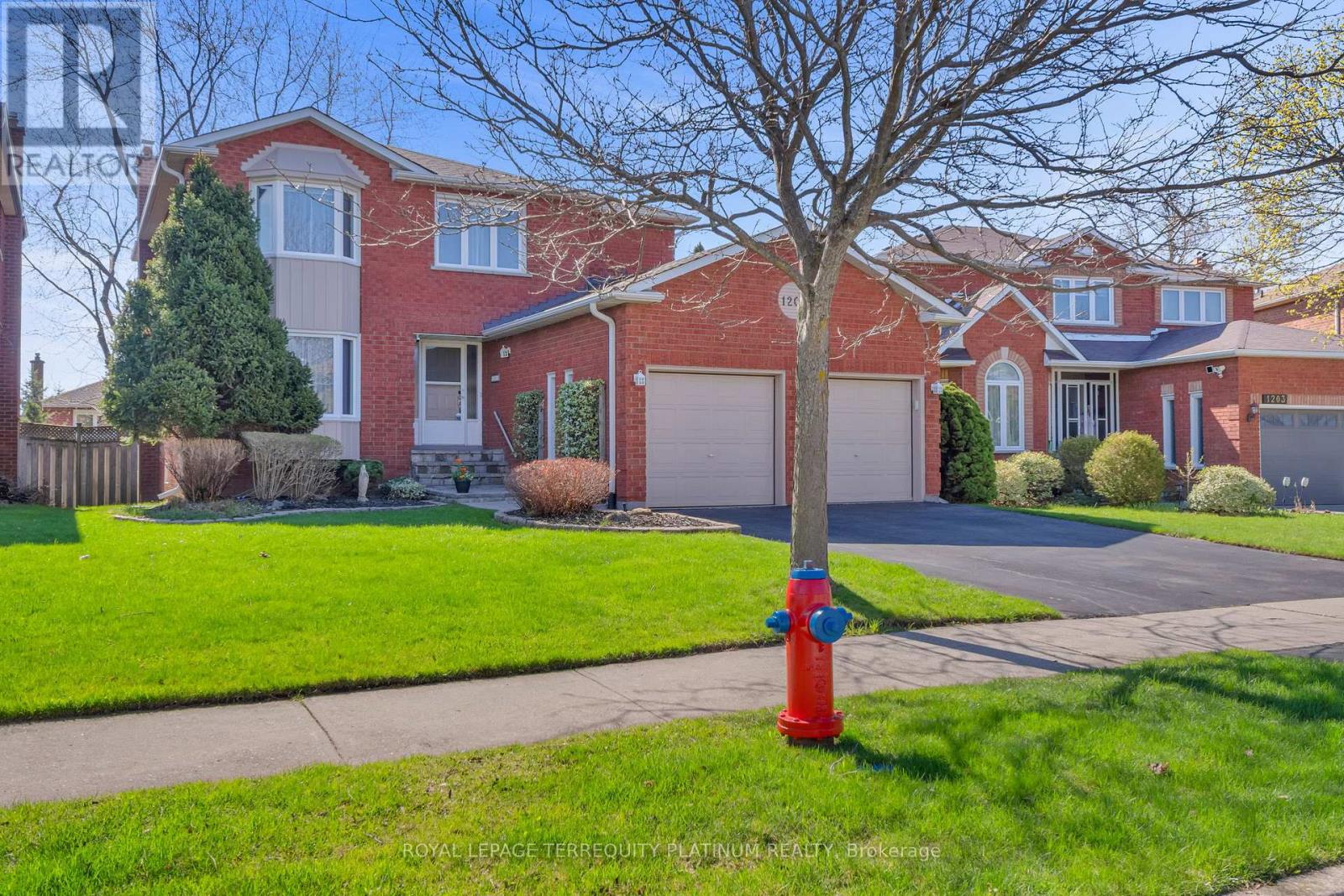 1207 Greenwood Crescent, Oakville (Cv Clearview), Ontario  L6J 6W6 - Photo 2 - W13048782