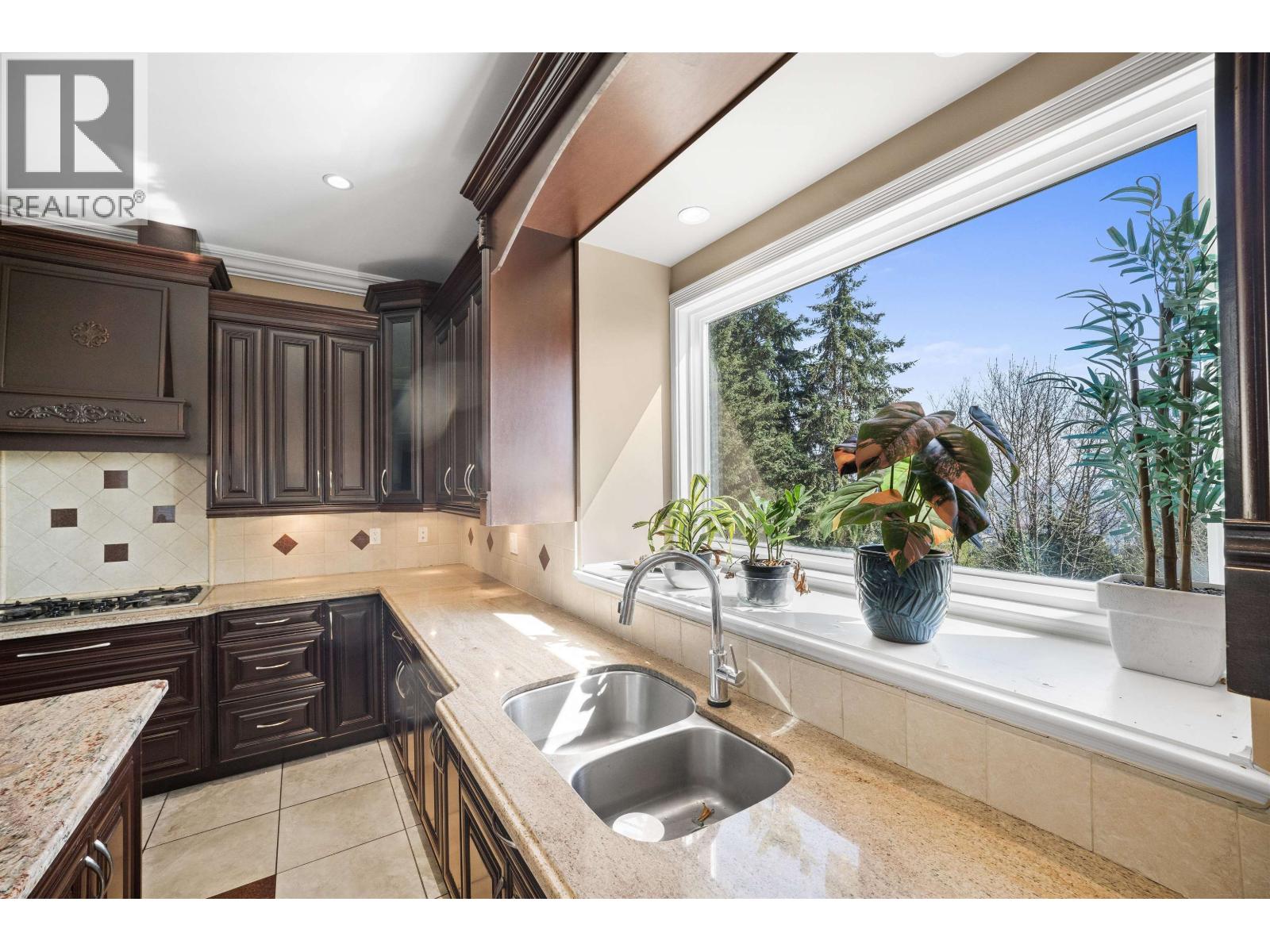 2982 Sunridge Court, Coquitlam, British Columbia  V3E 3M5 - Photo 8 - R3116043