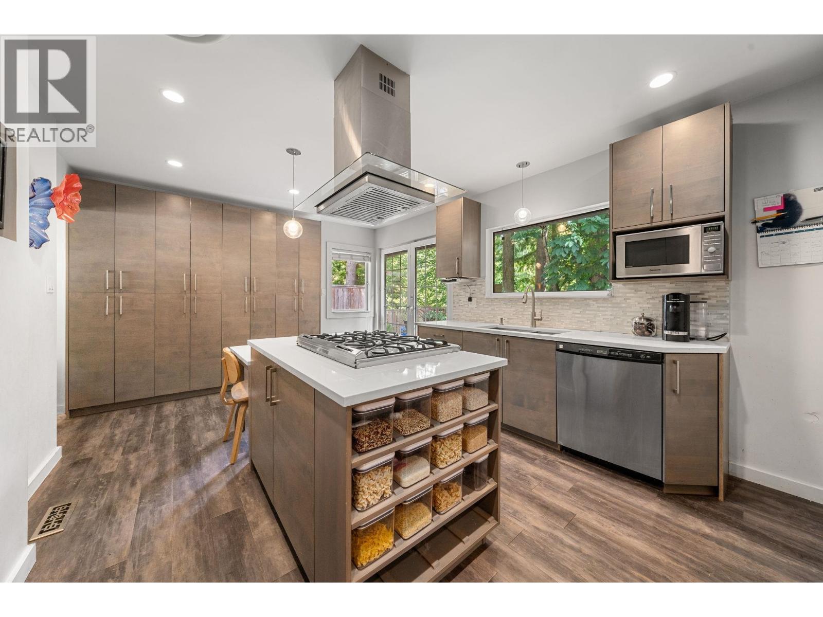 2010 Mackay Avenue, North Vancouver, British Columbia  V7P 2M7 - Photo 10 - R3116063