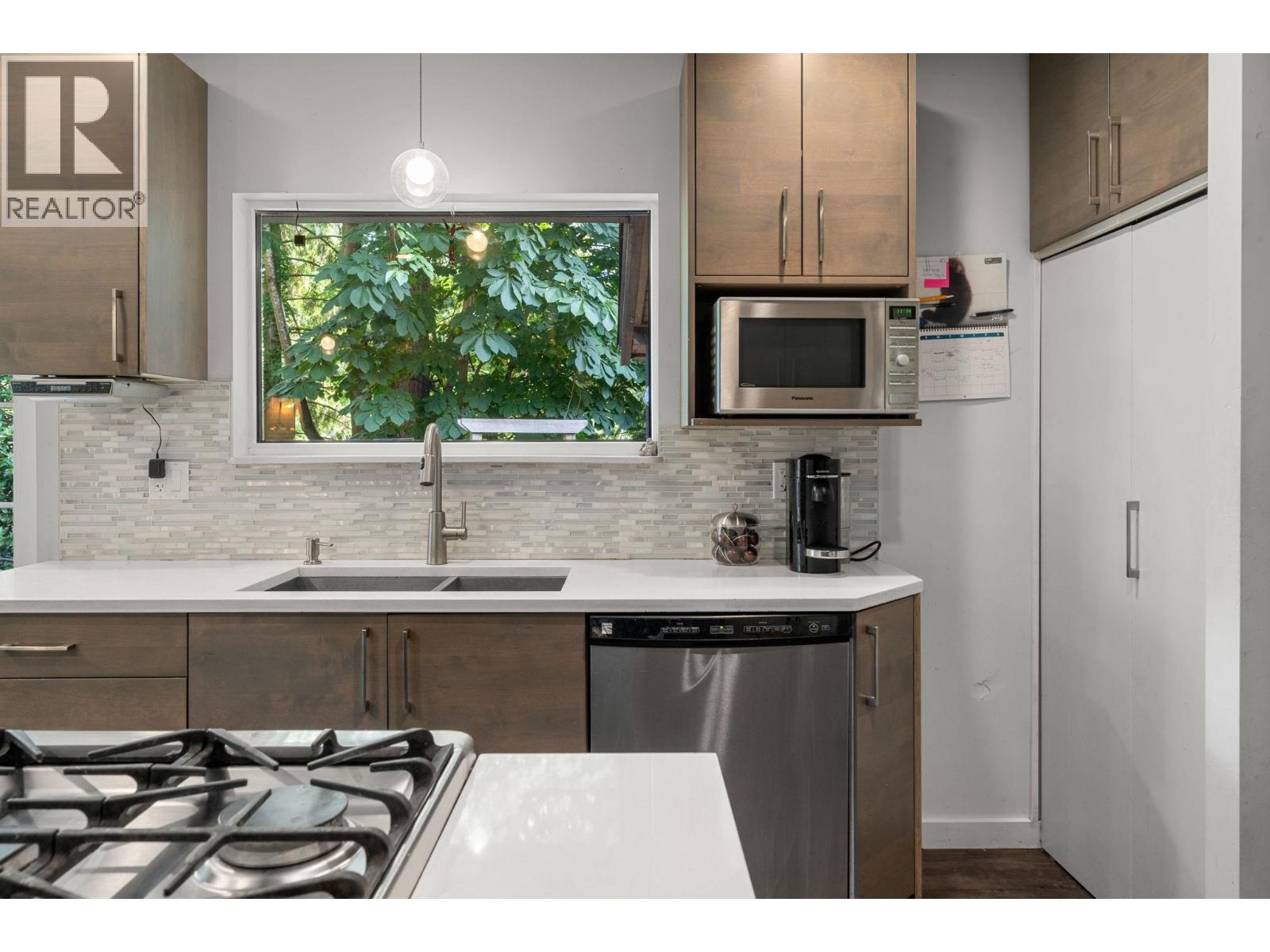 2010 Mackay Avenue, North Vancouver, British Columbia  V7P 2M7 - Photo 12 - R3116063