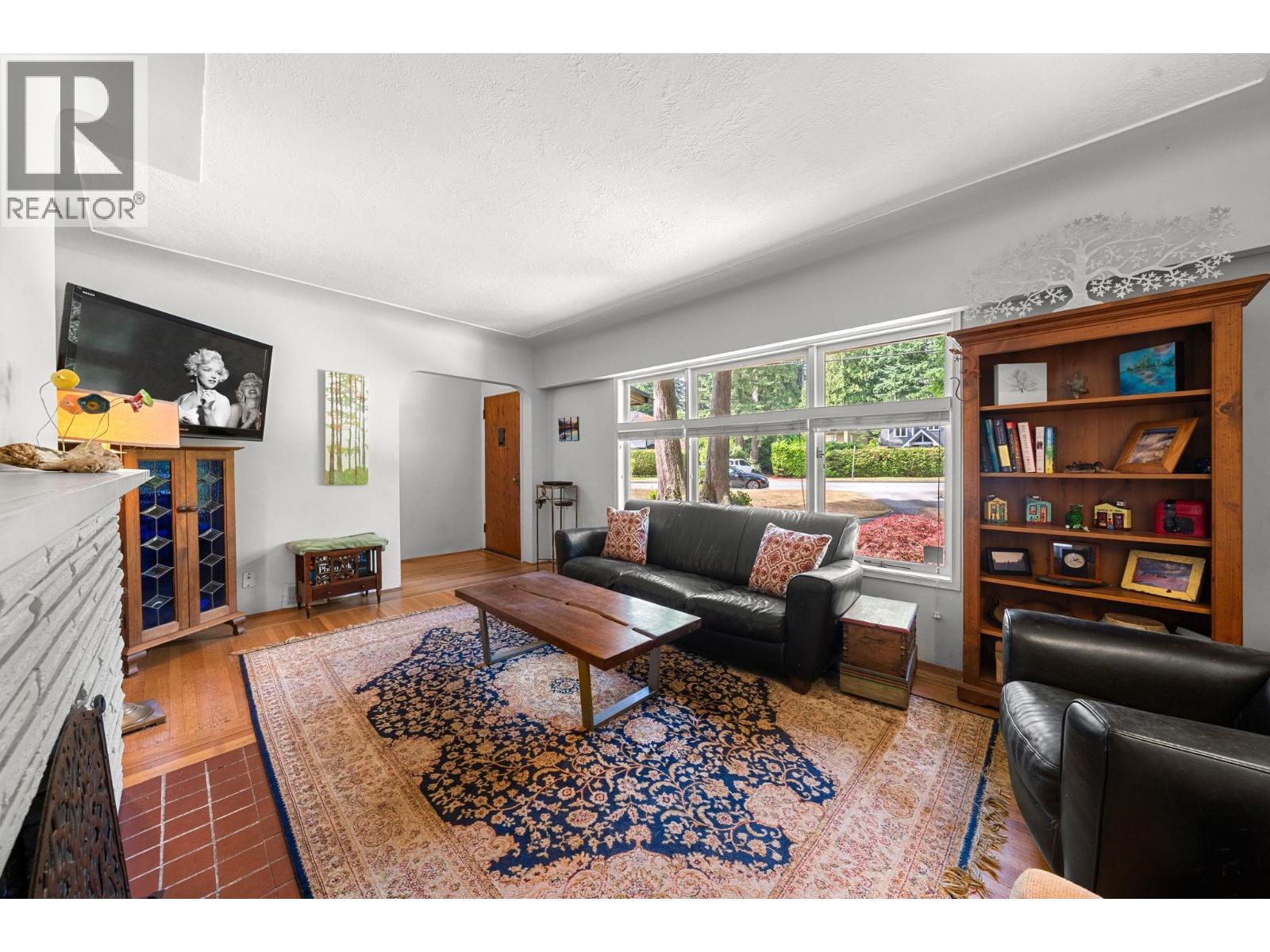 2010 Mackay Avenue, North Vancouver, British Columbia  V7P 2M7 - Photo 2 - R3116063