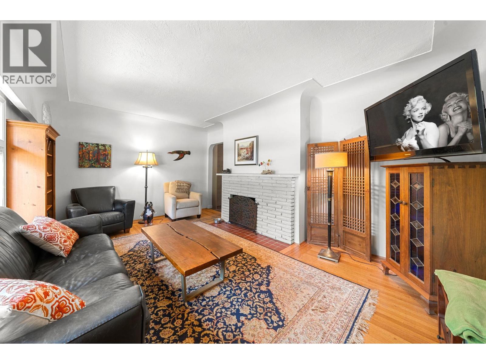 2010 Mackay Avenue, North Vancouver, British Columbia  V7P 2M7 - Photo 3 - R3116063