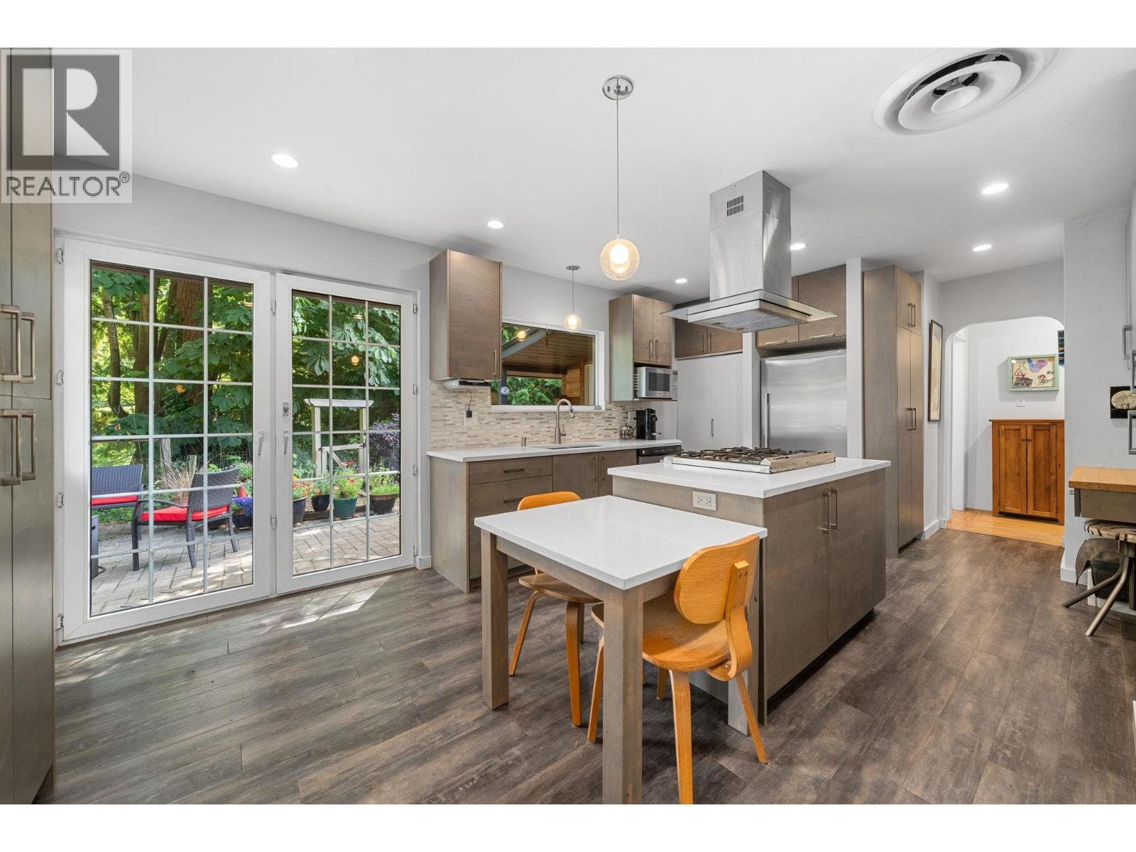 2010 Mackay Avenue, North Vancouver, British Columbia  V7P 2M7 - Photo 5 - R3116063