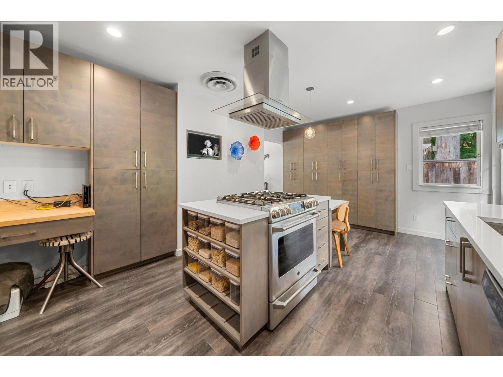 2010 Mackay Avenue, North Vancouver, British Columbia  V7P 2M7 - Photo 9 - R3116063