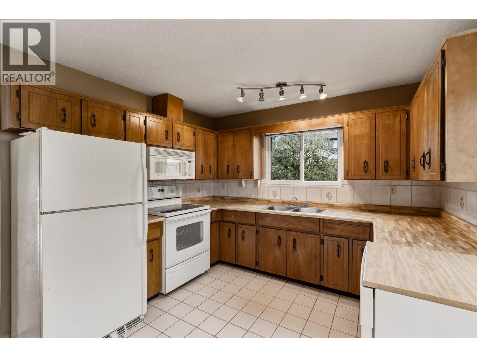 1298 Novak Drive, Coquitlam, British Columbia  V3E 1W9 - Photo 10 - R3116072