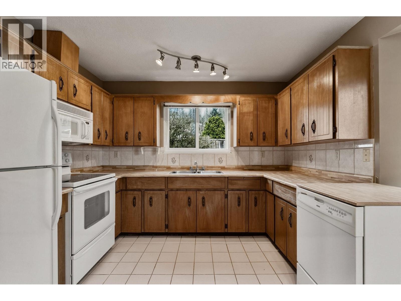 1298 Novak Drive, Coquitlam, British Columbia  V3E 1W9 - Photo 9 - R3116072