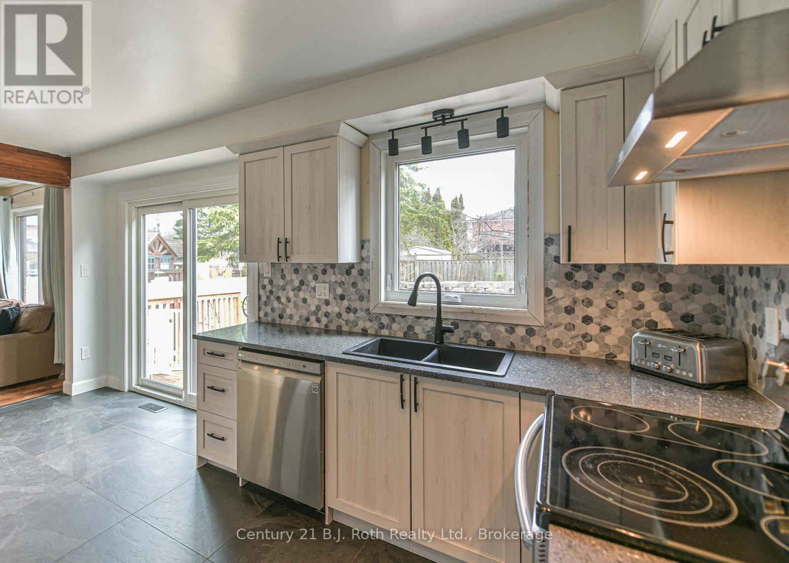 8 Carmichael Court, Orillia, Ontario  L3V 7R6 - Photo 14 - S13049078