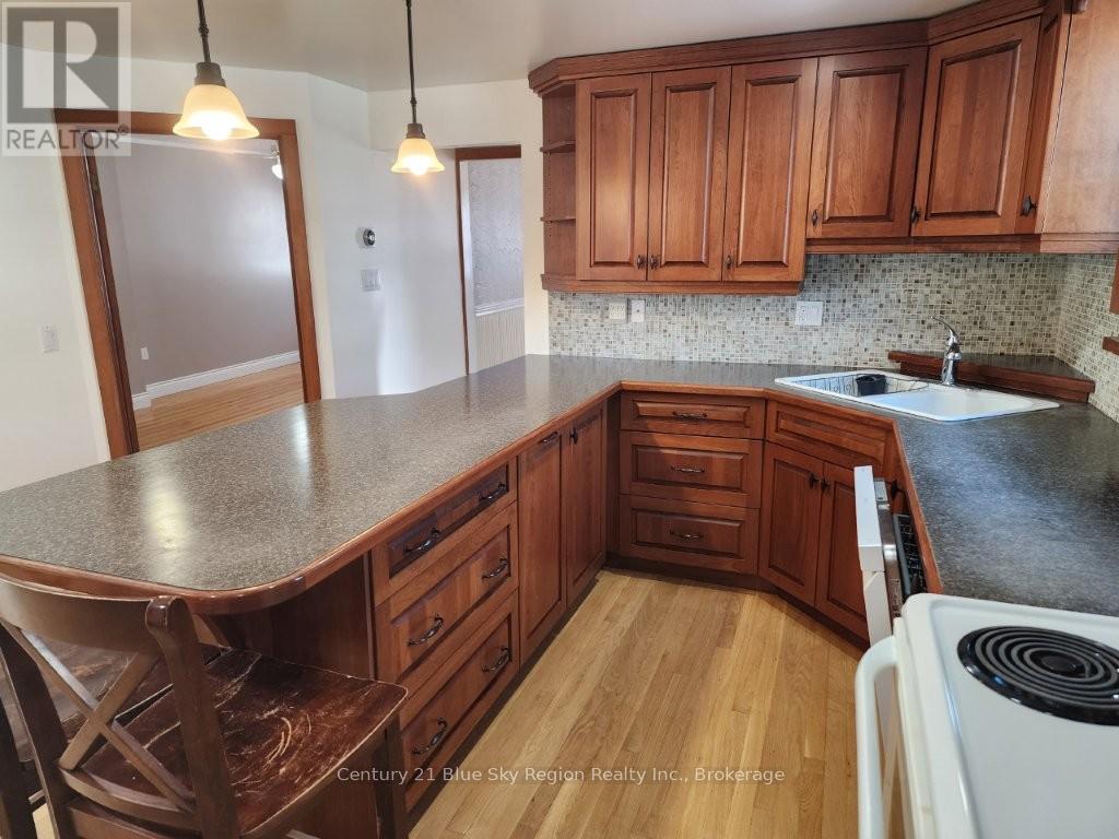 146 Fifth Avenue W, North Bay, Ontario  P1B 3N5 - Photo 7 - X12946438